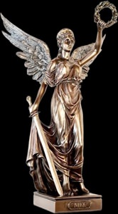 Nike figur set bagfra, der fremviser de indviklet udskårne vinger og den bronzebelagte overflade, der reflekterer lys